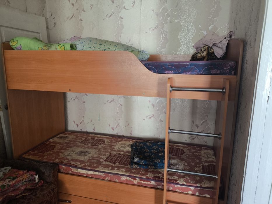 Кровать двухярусная с матрасами