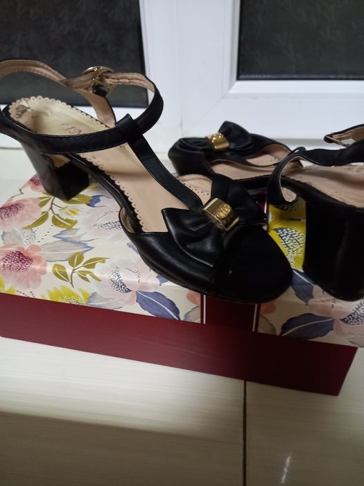 Очень  симпатичная вечернее сандалии