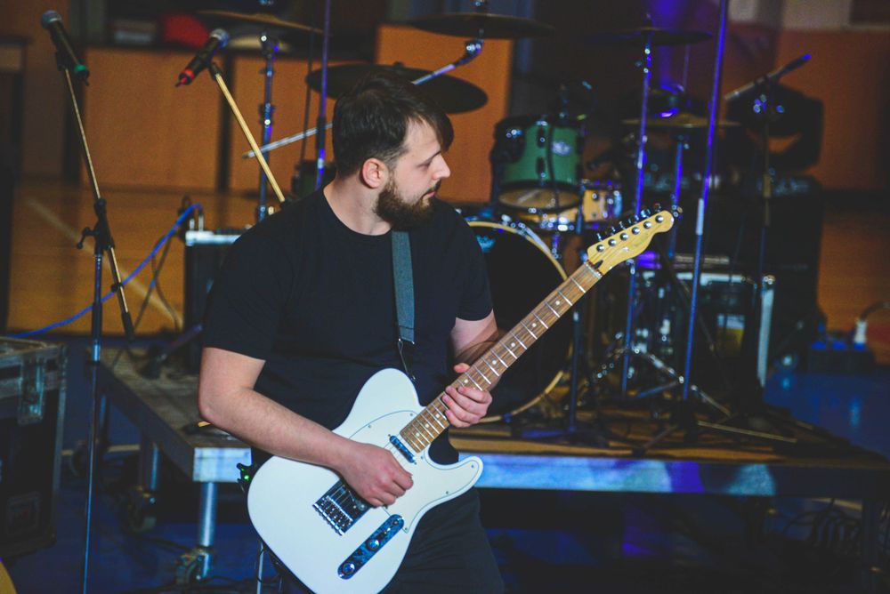 Lecții de chitară, bas, tobe, pian și ukulele - Fizic & Online