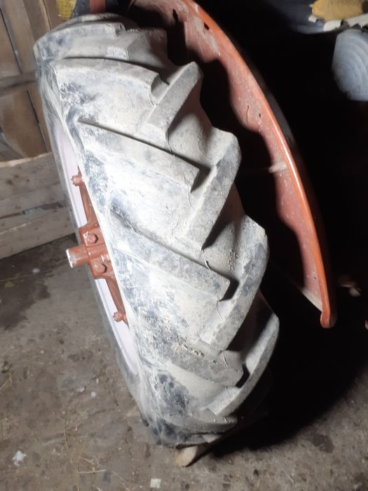 Vând tractor în patru pistoane 45 de cai putere stare bună preț 2200e.negocoabil