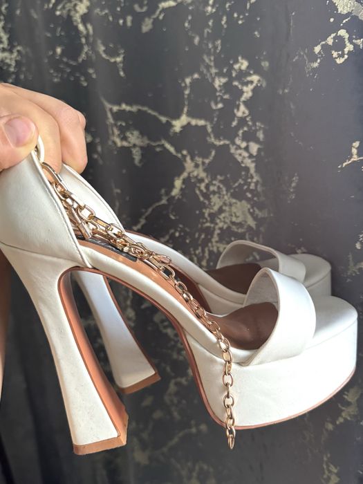 Продам босоножкм на высокой платформе