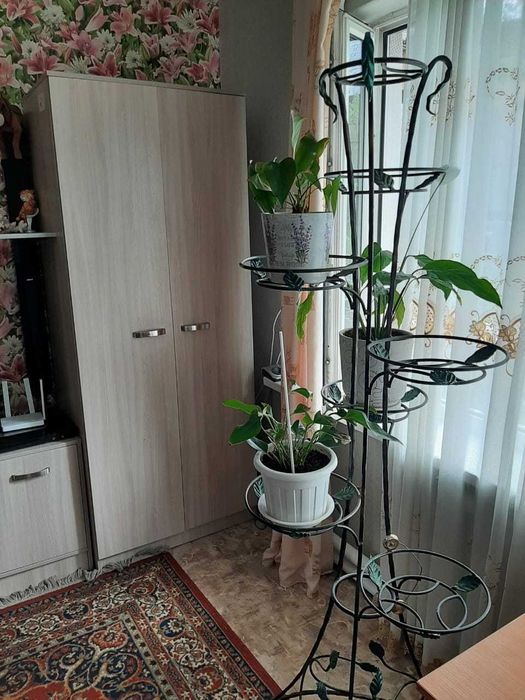 Металлическая подставка под цветы