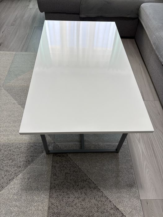 Masuta de cafea minimalista