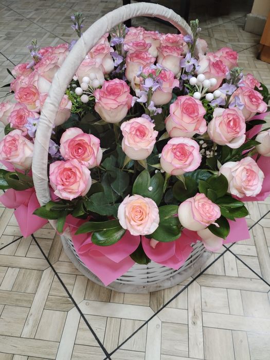 Розы в корзине 43 штук