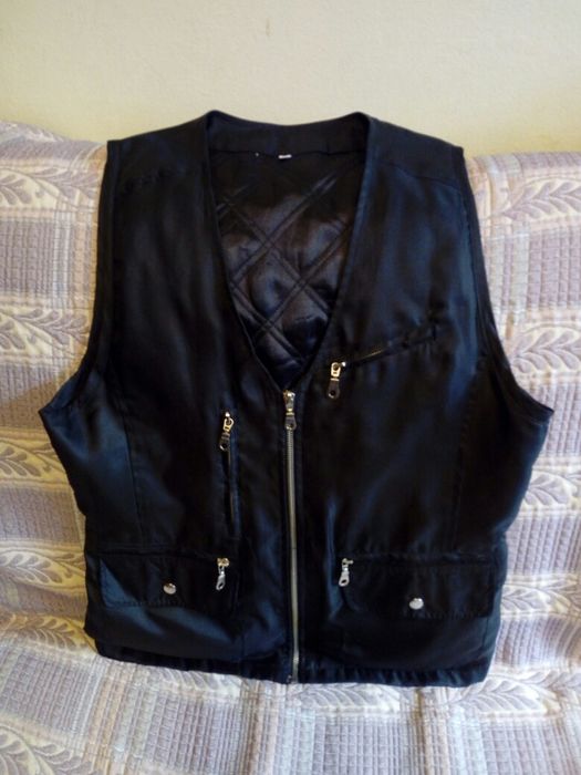 Vesta cu mai multe buzunare