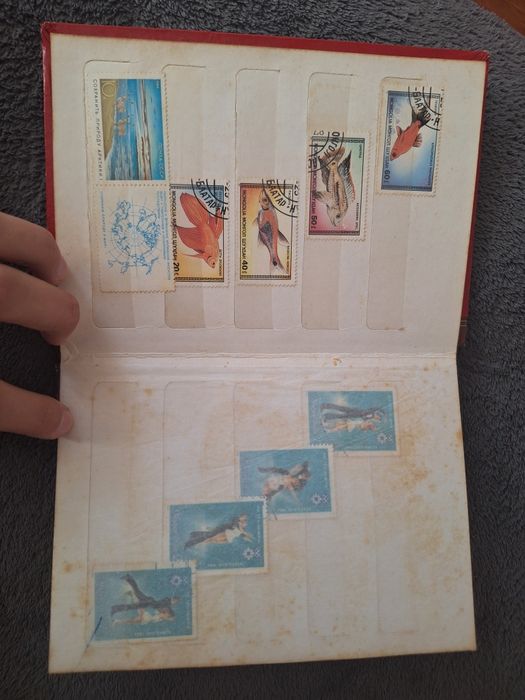 Stamp Album cu peste 30 de timbre vechi