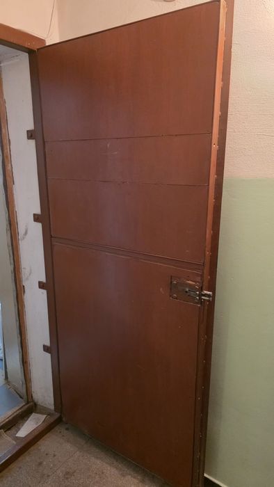 Продам металлическую дверь