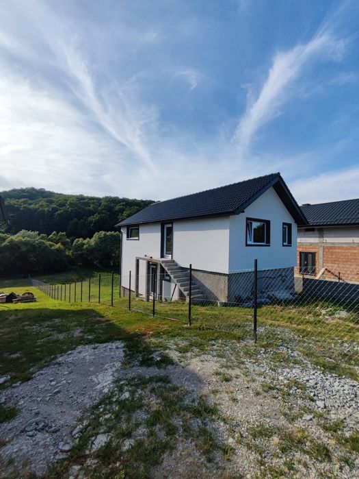 Casa de vânzare valea slatinitei la strada principala drum asfaltat