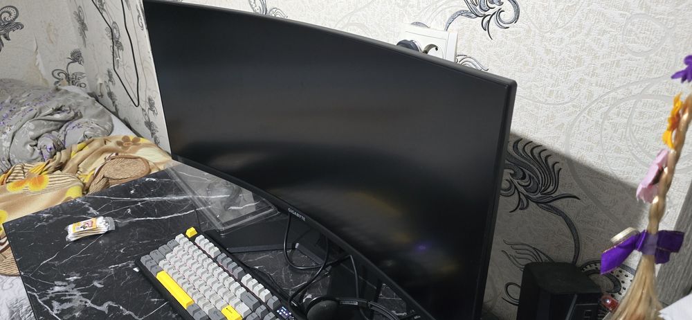 Gigabyte 34  144 hz G34wqca за 200