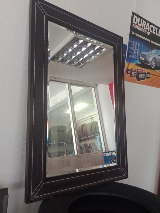 Огледало кожа и дърво 90х65