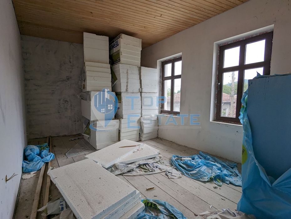 Двуетажна тухлена къща с външна изолация в село Миндя