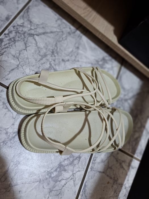 Sandale crem, comode