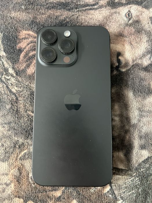 MacBook  Iphone 15 pro max