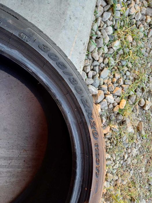 2 броя 305/30 ZR20 PIRELLI