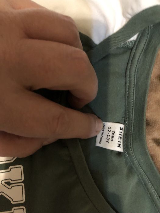 Продаются футболки, топы.