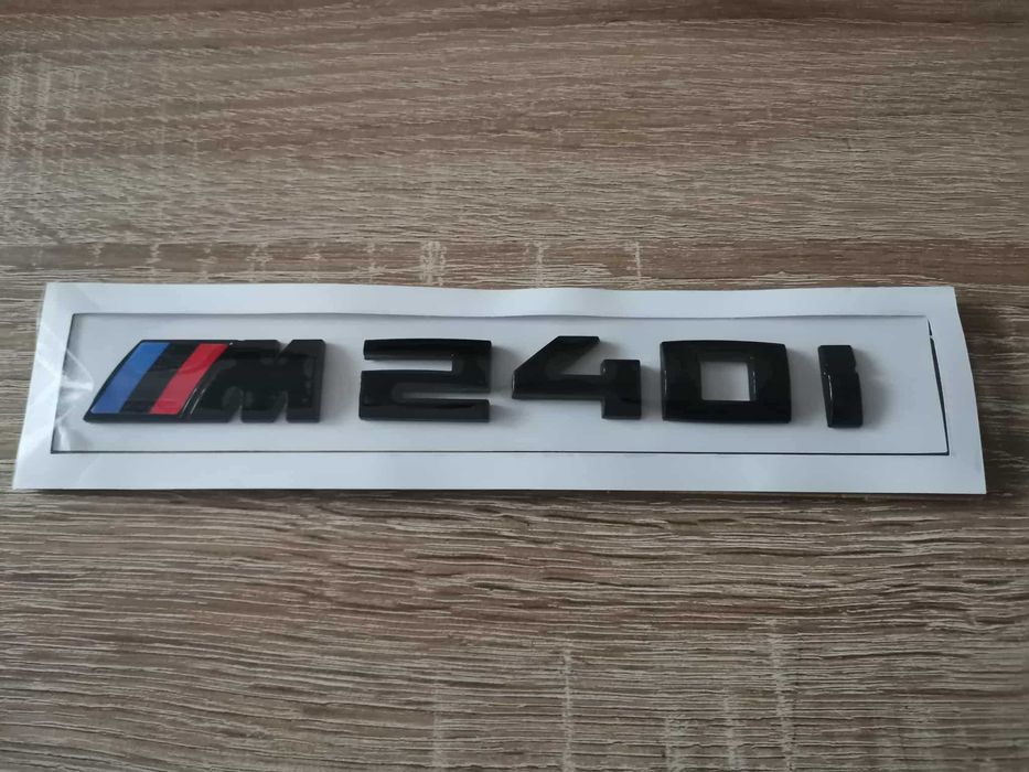 BMW M240i черна емблема малък размер
