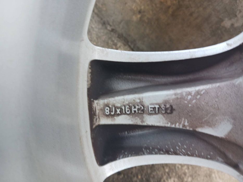 Алуминиеви джанти с гуми Мишелин.
Летни.
225/50/16".
За М-с 8j×16H2 ET