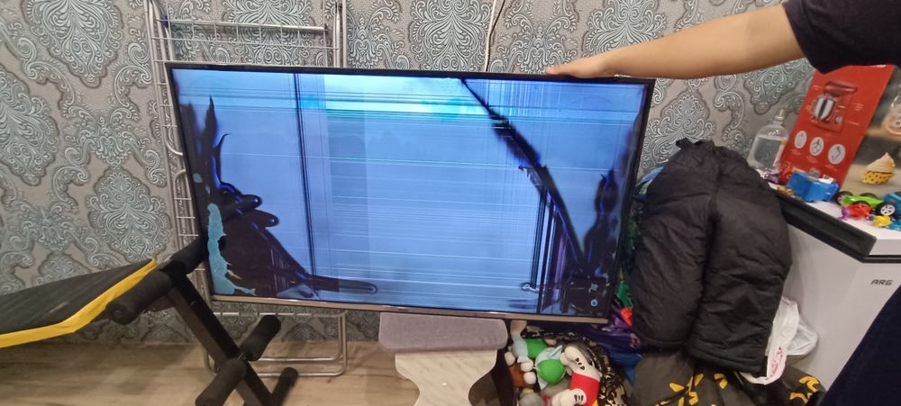 Продам телевизор на запчасти