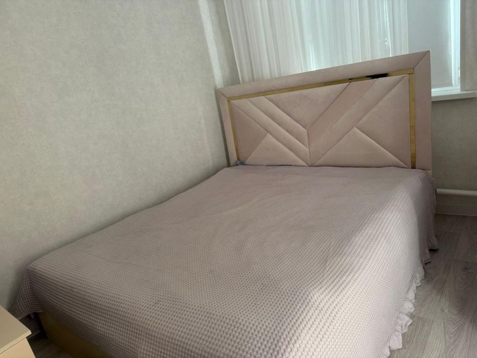 Продам кровать с маленьким комодом