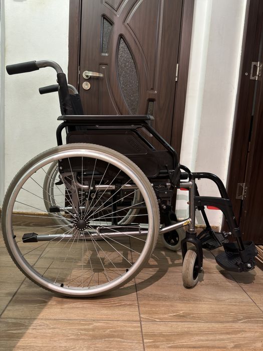 Scaun cu rotile pliabil batrani dizabilitati