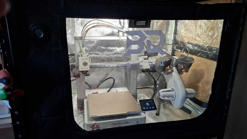 Kit Complet 3D Printing: Bambu Lab A1 Combo + Incintă + Accesorii