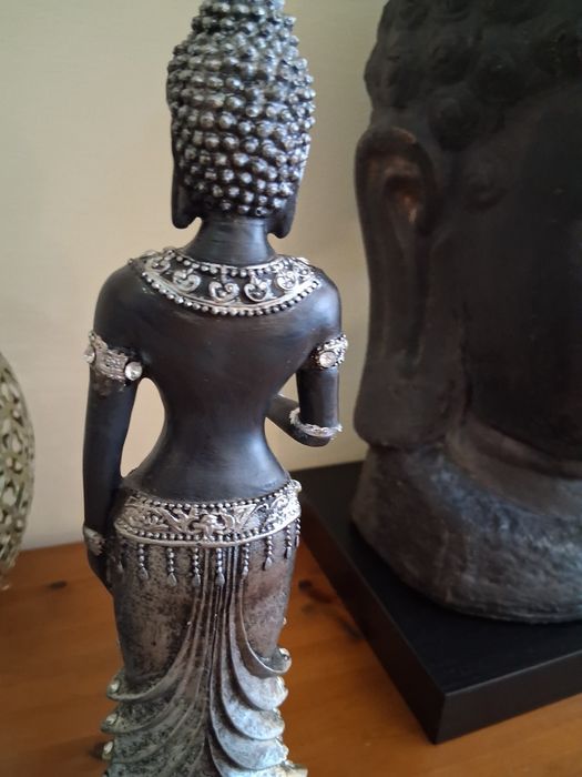 Продавам 2 статуи заедно на Буда, черна и сребърна, "Богиня Деви Тара"