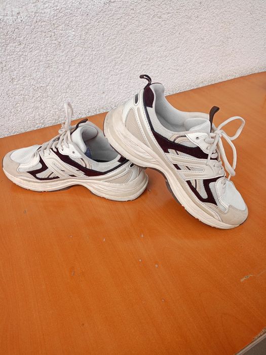 Vând pantofi sport Stradivarius,produs de calitate superioara măr.39.