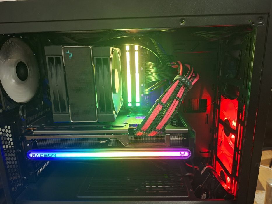 SapphierNITRO+ AMD Radeon™ RX 7800 XT
SAPPHIRE NITRO+ AMD Radeon™ RX