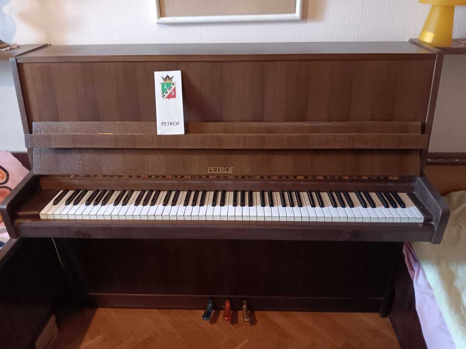 Продавам пиано Petrof