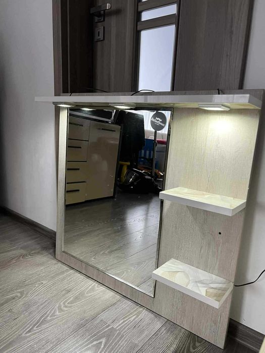 Oglinda cu suport lemn cu rafturi si spoturi LED