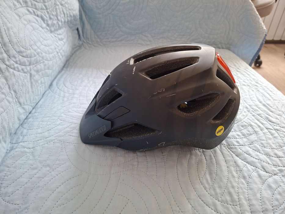 Продавам каска specialized shuffle LED SB MIPS SMK