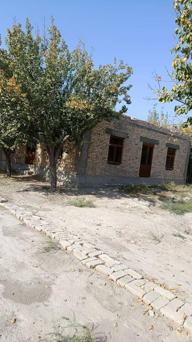 Shofirkon tumanida qurilishi bitmagan uchastka sotiladi