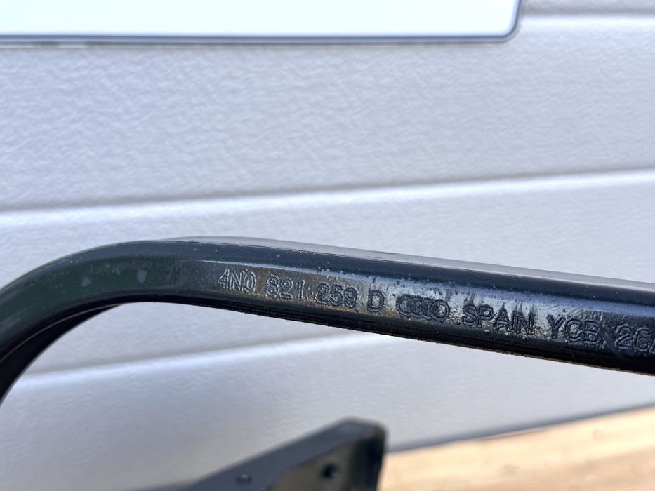 Метални стойки AUDI A8 D5 4N0821259D 4N0821135B 4N0821131J