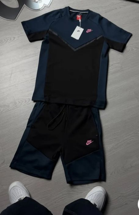 Vând pereche de Nike tech