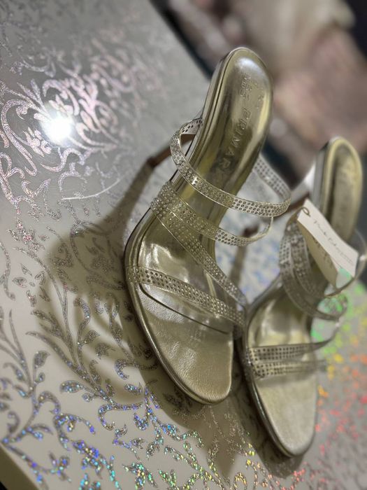 Продам женский босоножки