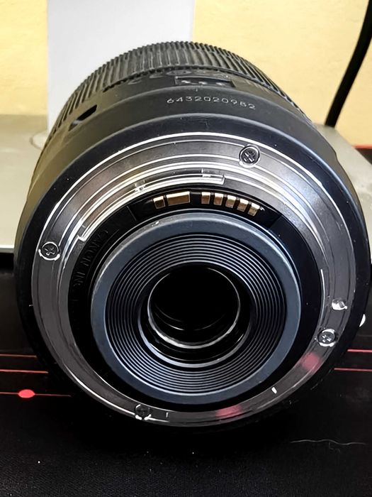 Продавам фотоапарат APS-C Canon EOS 80D