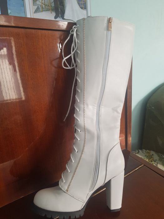 Белые сапоги с шнуровкой