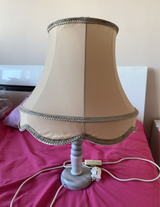 Продавам мраморна настолна лампа с абажур