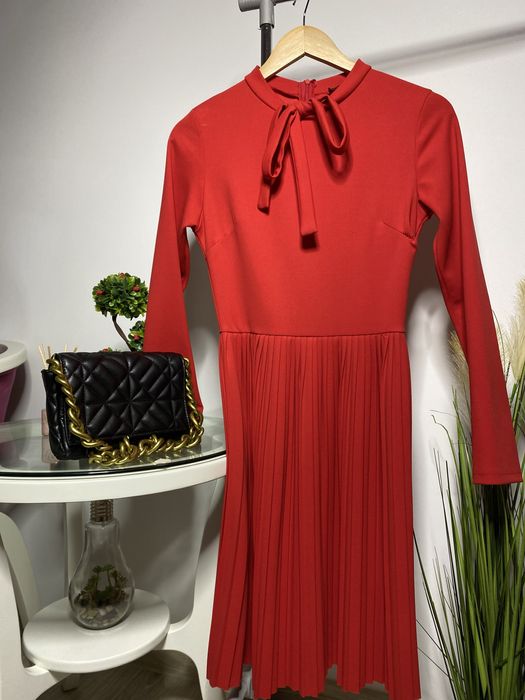 Vând rochie plisată damă