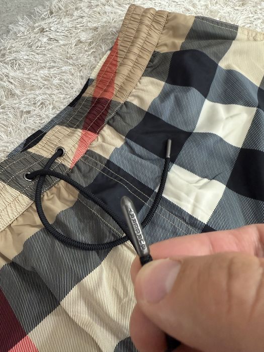 Sort de baie Burberry colectie noua vara 2025