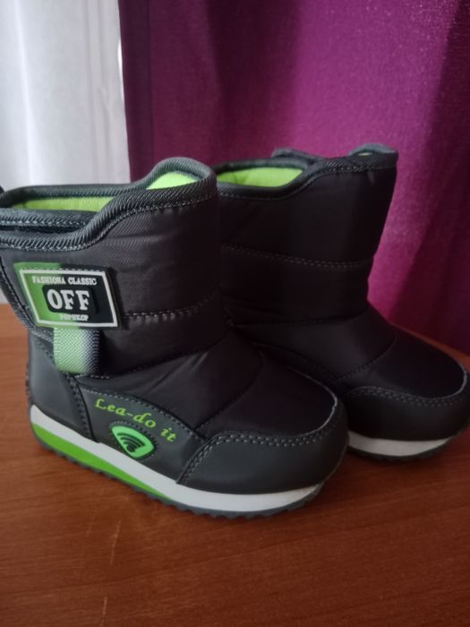 Продам детскую зимнию обувь