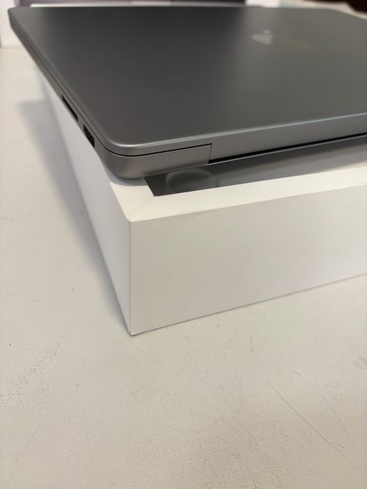 MacBook Pro 14 m3 8/512