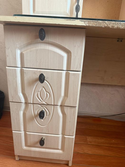 Письменный стол и навесная тумба