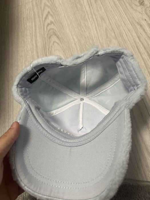 Sapca miu miu baby blue cu puf