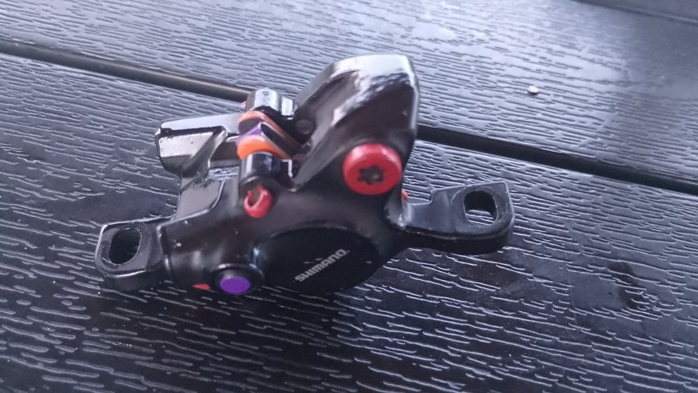Vând  suporturi de pahare,maneta frana dreapta nouă mt-401 frâne pe disc pe cablu Shimano etrier Shimano mt 200, si portbagaj de bicicleta