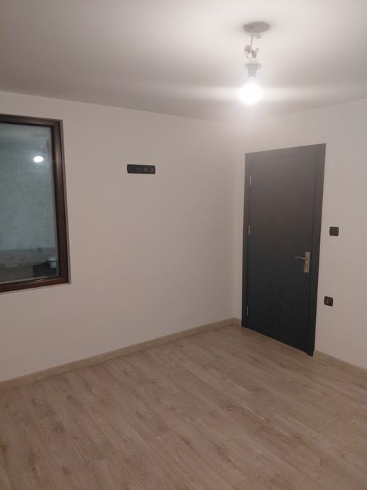 Къща с двор и гараж