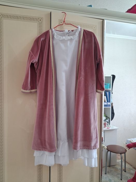 Қазақша көйлек тақиясымен