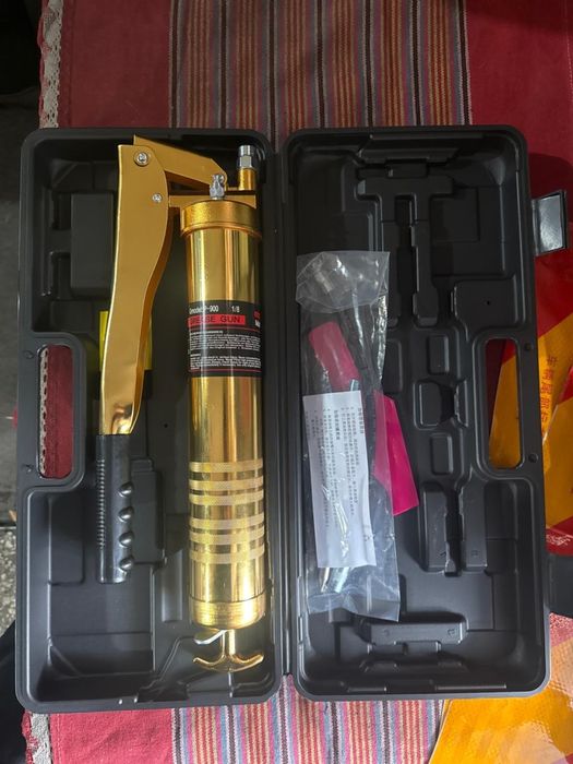 Продам шприцы для смазки.