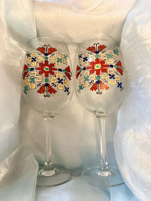 Ръчно рисувани чаши за вино