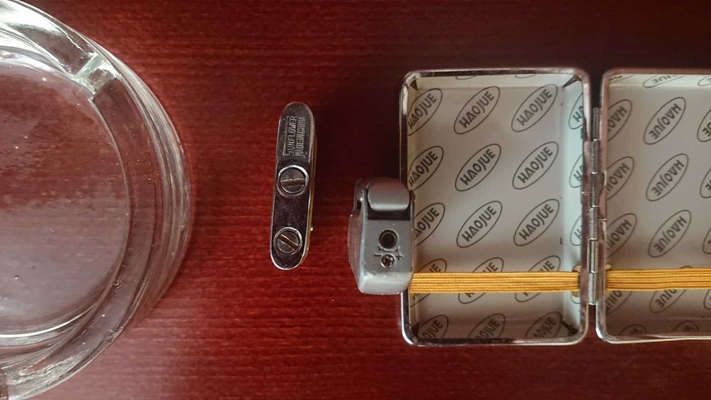 Стар масивен пепелник,запалки и здрава табакера.